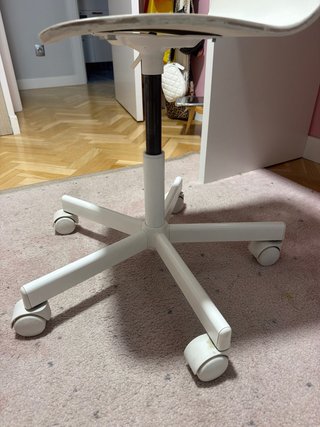 Silla Ikea blanca con ruedas