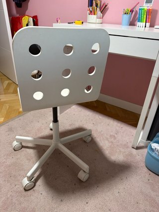 Silla Ikea blanca con ruedas