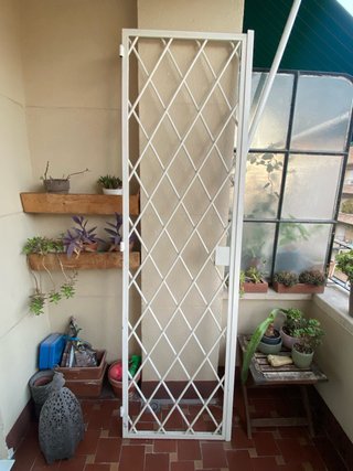 Reja de hierro para puerta con llave