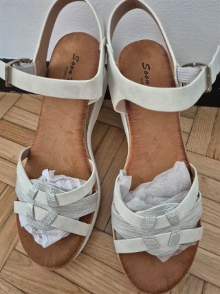 Sandalias blancas y plateadas con cuña. Talla 39