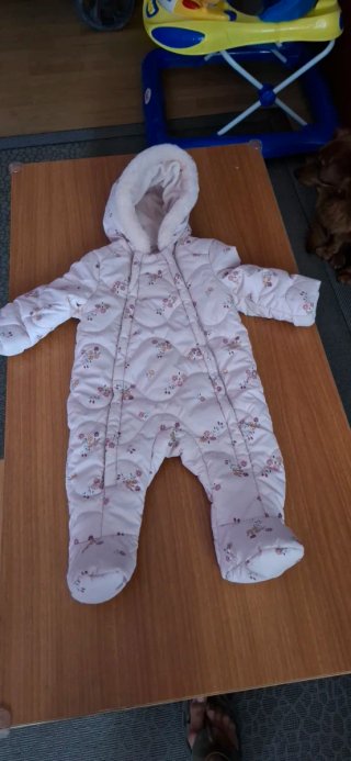 Buzo de bebé rosa con estampado floral