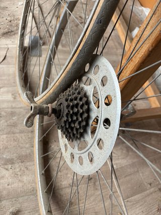 Llantas de bicicleta antiguas para decoración