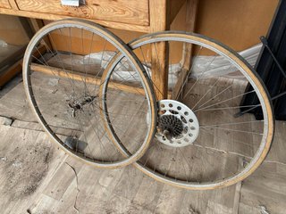 Llantas de bicicleta antiguas para decoración