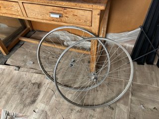 Llantas de bicicleta antiguas para decoración