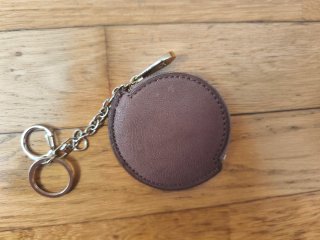 Monedero beige con cadena y llavero