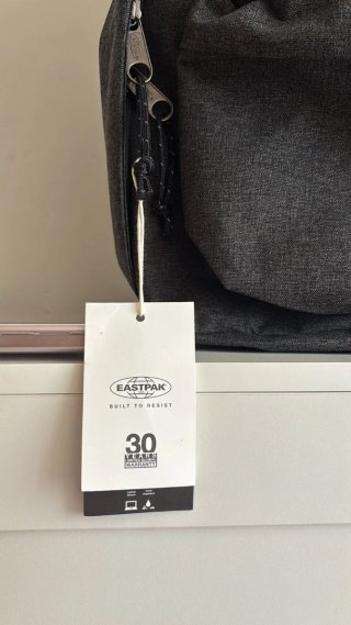 Mochila Eastpak gris oscura para portátil