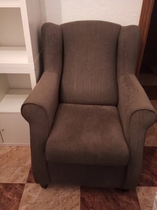 Sillón orejero usado marrón-gris oscuro