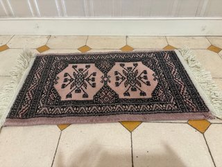 Alfombra persa/vintage rosa y negra