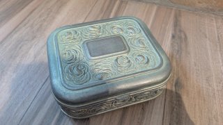 Joyero antiguo con diseño floral chapado plata