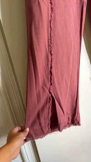 Conjunto de dos piezas rosa halter y pantalón.