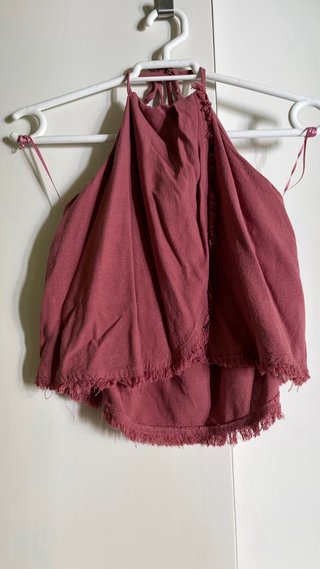 Conjunto de dos piezas rosa halter y pantalón.