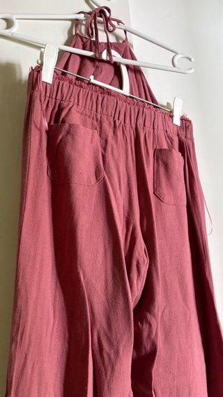 Conjunto de dos piezas rosa halter y pantalón.