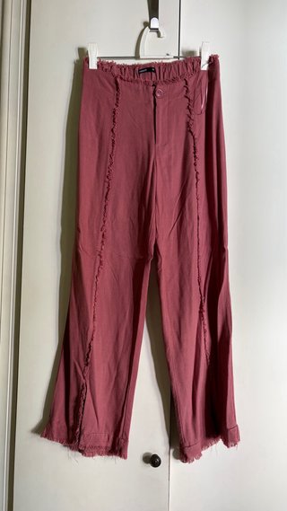 Conjunto de dos piezas rosa halter y pantalón.