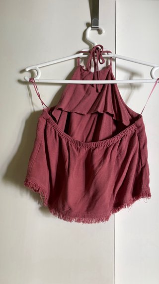 Conjunto de dos piezas rosa halter y pantalón.