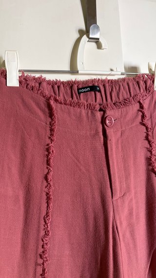 Conjunto de dos piezas rosa halter y pantalón.