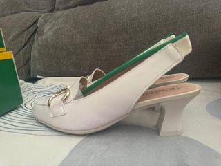 Zapatos Pitillo Tacon Blanco y Dorado
