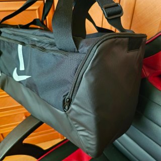 NUEVA, BOLSA GRANDE NIKE NEGRA, A ESTRENAR!!