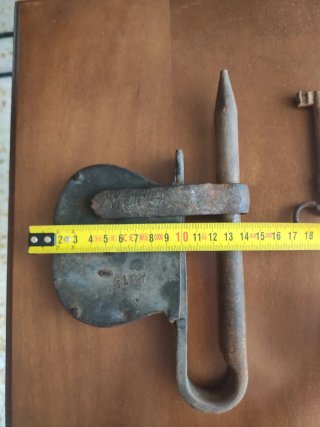Candado antiguo grande de horquilla con llave