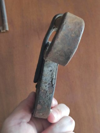 Candado antiguo grande de horquilla con llave