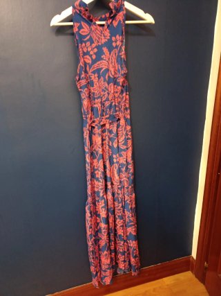 Vestido largo azul con estampado floral rosa