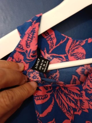 Vestido largo azul con estampado floral rosa