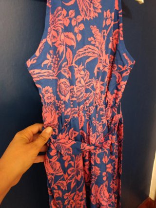 Vestido largo azul con estampado floral rosa