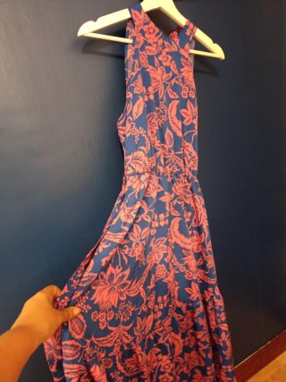 Vestido largo azul con estampado floral rosa