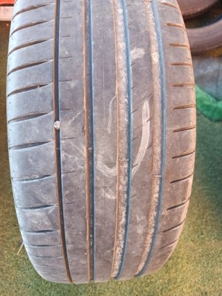 Neumático 235/45 ZR 19