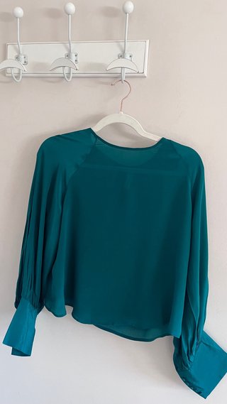 Blusa MNG verde esmeralda manga abullonada Talla M