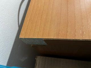 Escritorio de madera beige y marrón