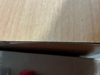 Escritorio de madera beige y marrón