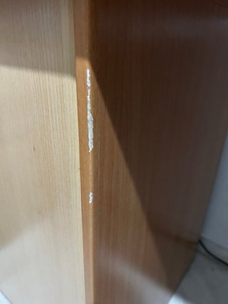 Escritorio de madera beige y marrón