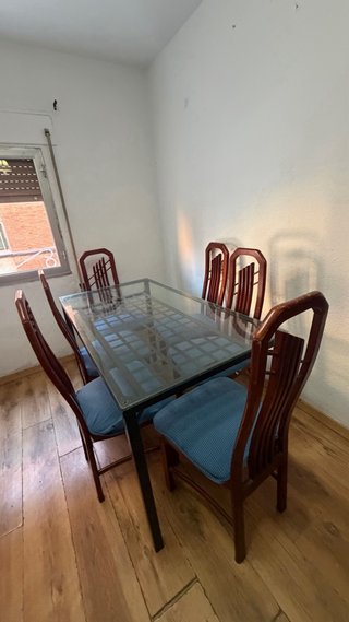 Mesa cristal 6 sillas y sofá 2 plazas