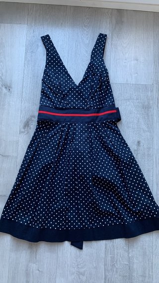 Vestido azul marino lunares detalle rojo