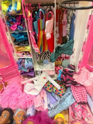 Lote de Barbies y Accesorios