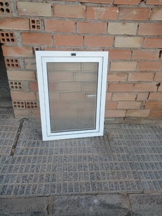 Ventana blanca con cristal