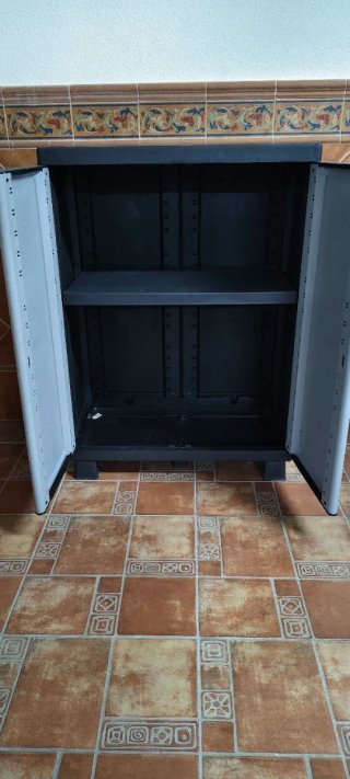 2 Armarios de resina grises y negros