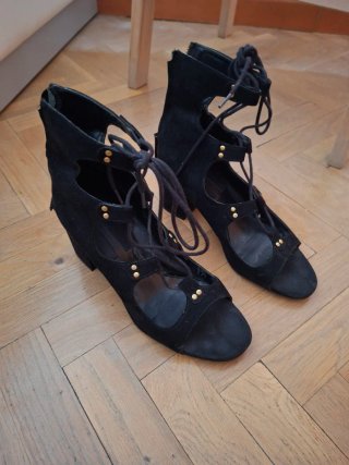 Sandalias de mujer negras con cordones