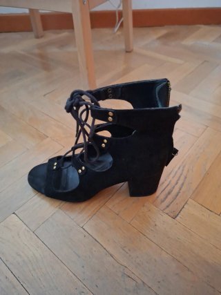 Sandalias de mujer negras con cordones