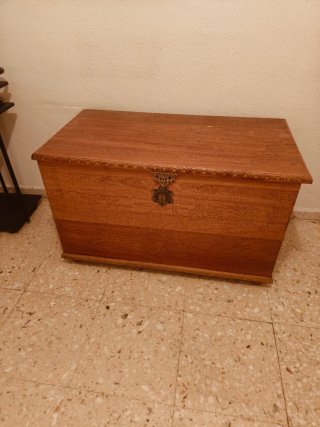 Baúl de madera con grabados