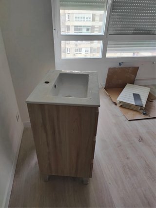 Mueble de baño con lavabo de cerámica