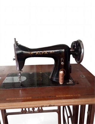 Máquina de Coser ALFA Antigua con Mueble y Pedal