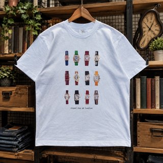 Camiseta blanca con estampado de relojes