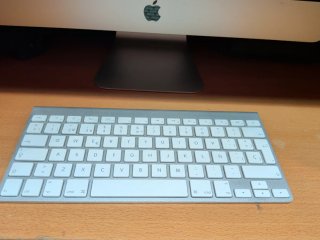 iMac 21.5 (finales de 2013) + Teclado y Ratón