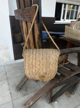 Canasta de mimbre con asas