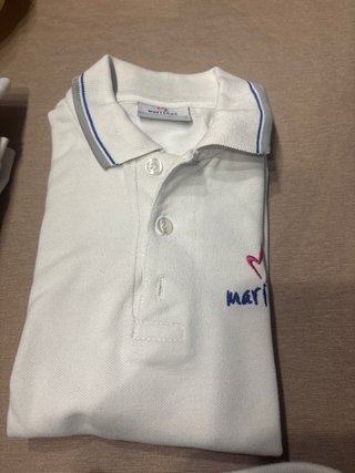 Lote 3 polos blancos Maristas y 1 camiseta