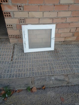 Ventana blanca de aluminio