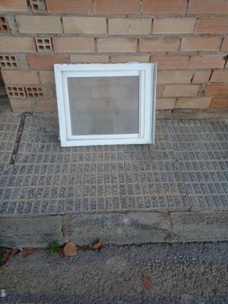 Ventana blanca de aluminio