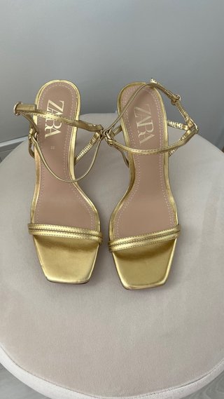 Sandalias tacón doradas Zara Talla 38