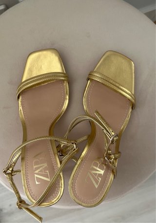 Sandalias tacón doradas Zara Talla 38